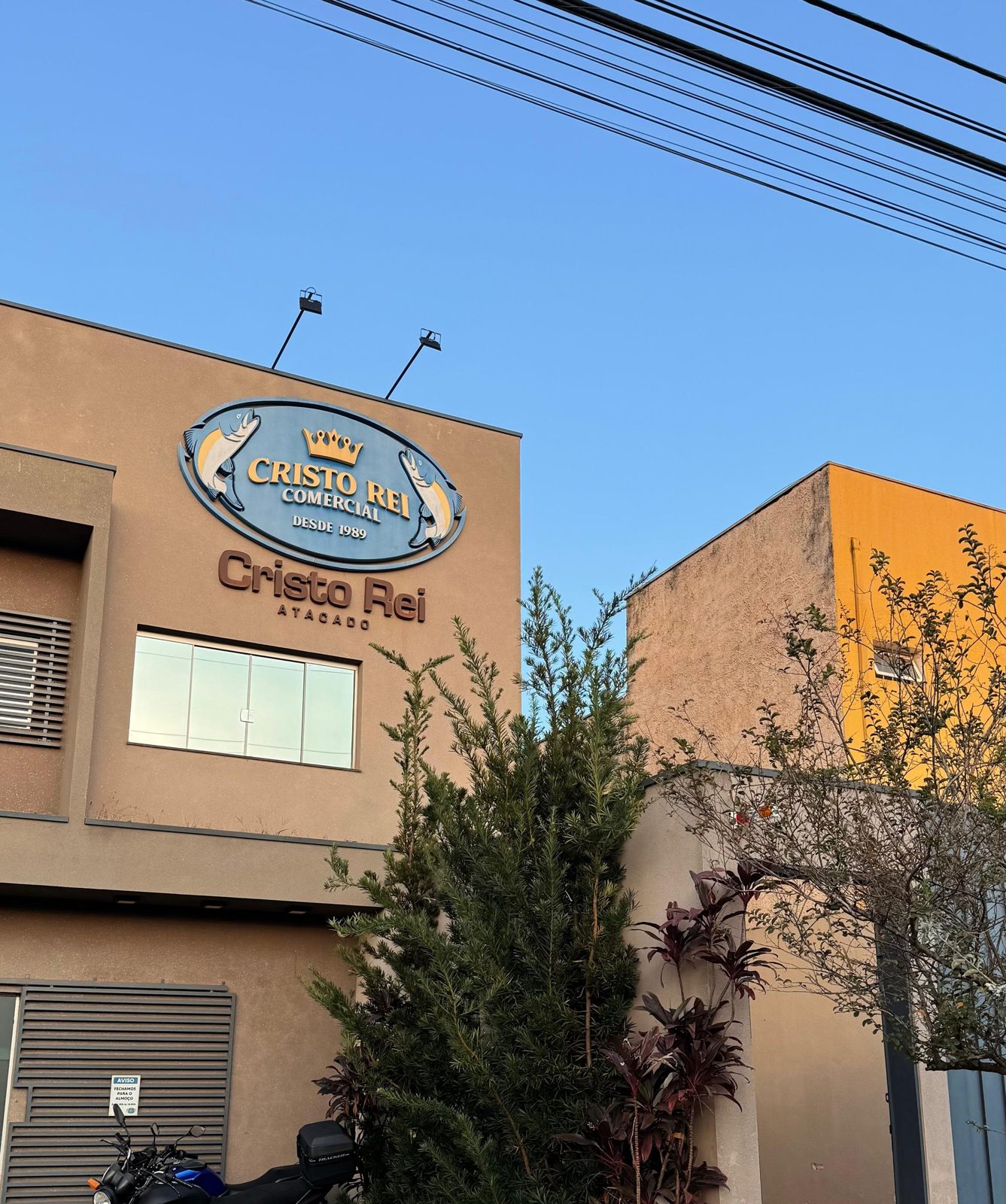 Fachada da empresa ainda com a marca Cristo Rei